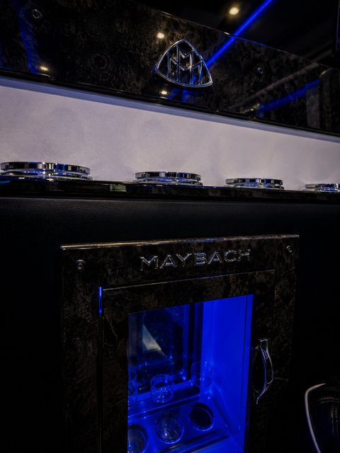 Maybach onboard console and bar